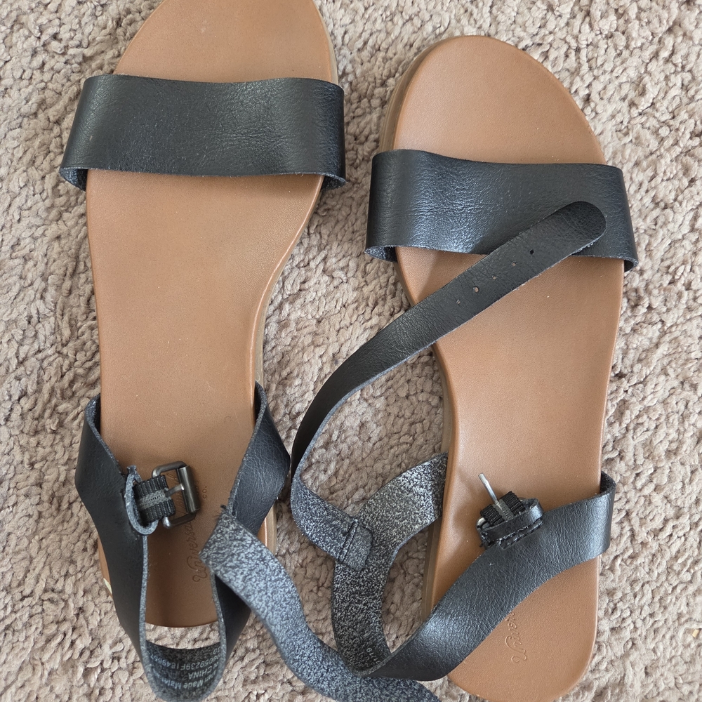 Universal Thread Black Strappy Flat Sandals with Tan Footbed